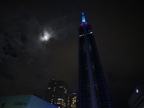福岡タワーと満月１
