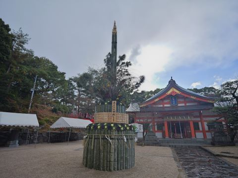紅葉八幡宮の大門松12月28日