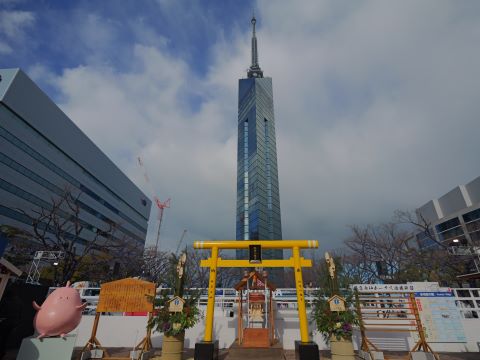 福岡タワーと鳥居