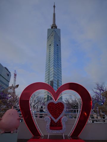 福岡タワーとハートのイス
