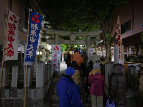 鳥居前の大行列