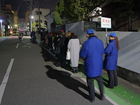 初庚申に並ぶ人の列