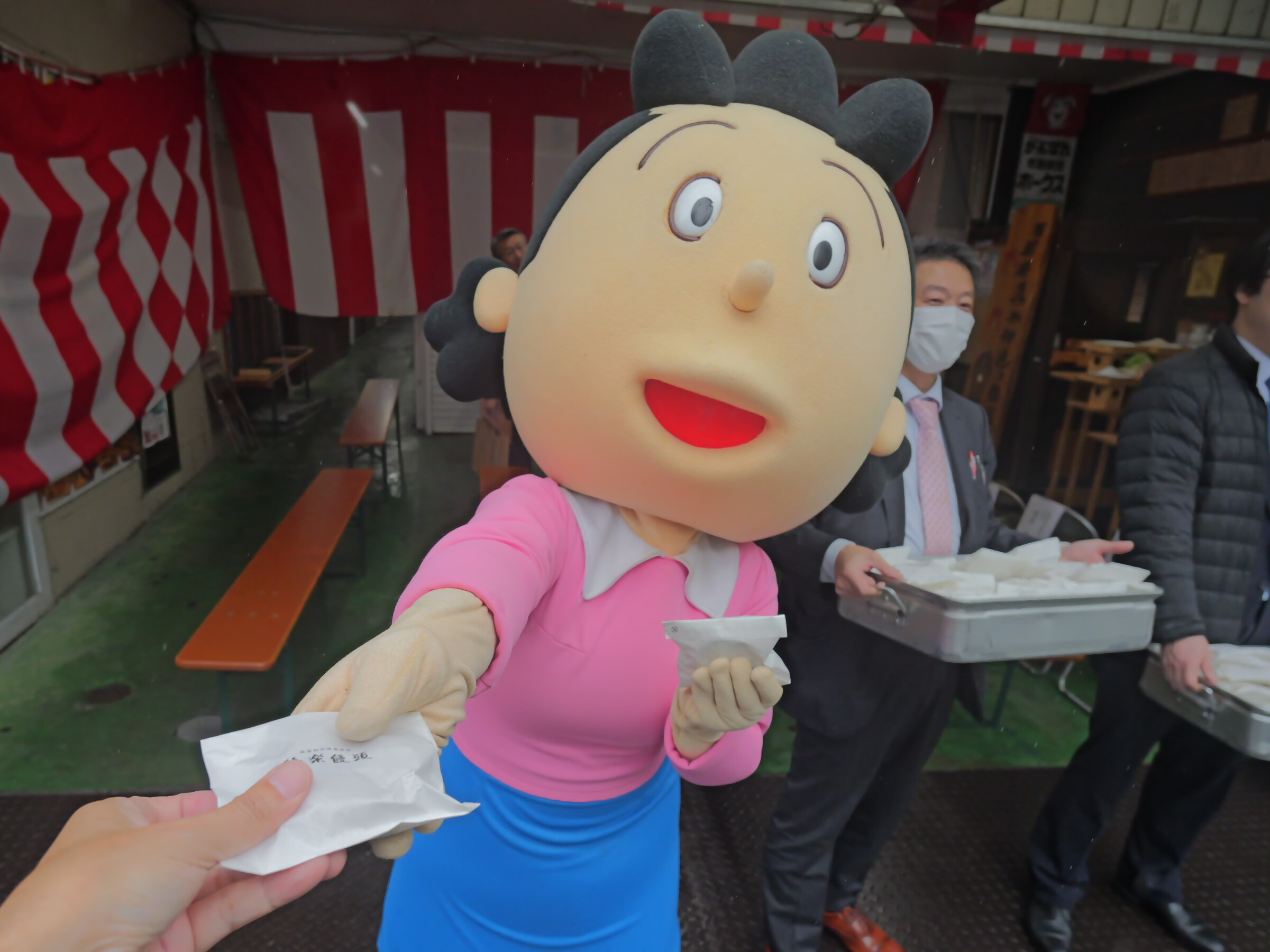 蜂楽饅頭を配るサザエさん