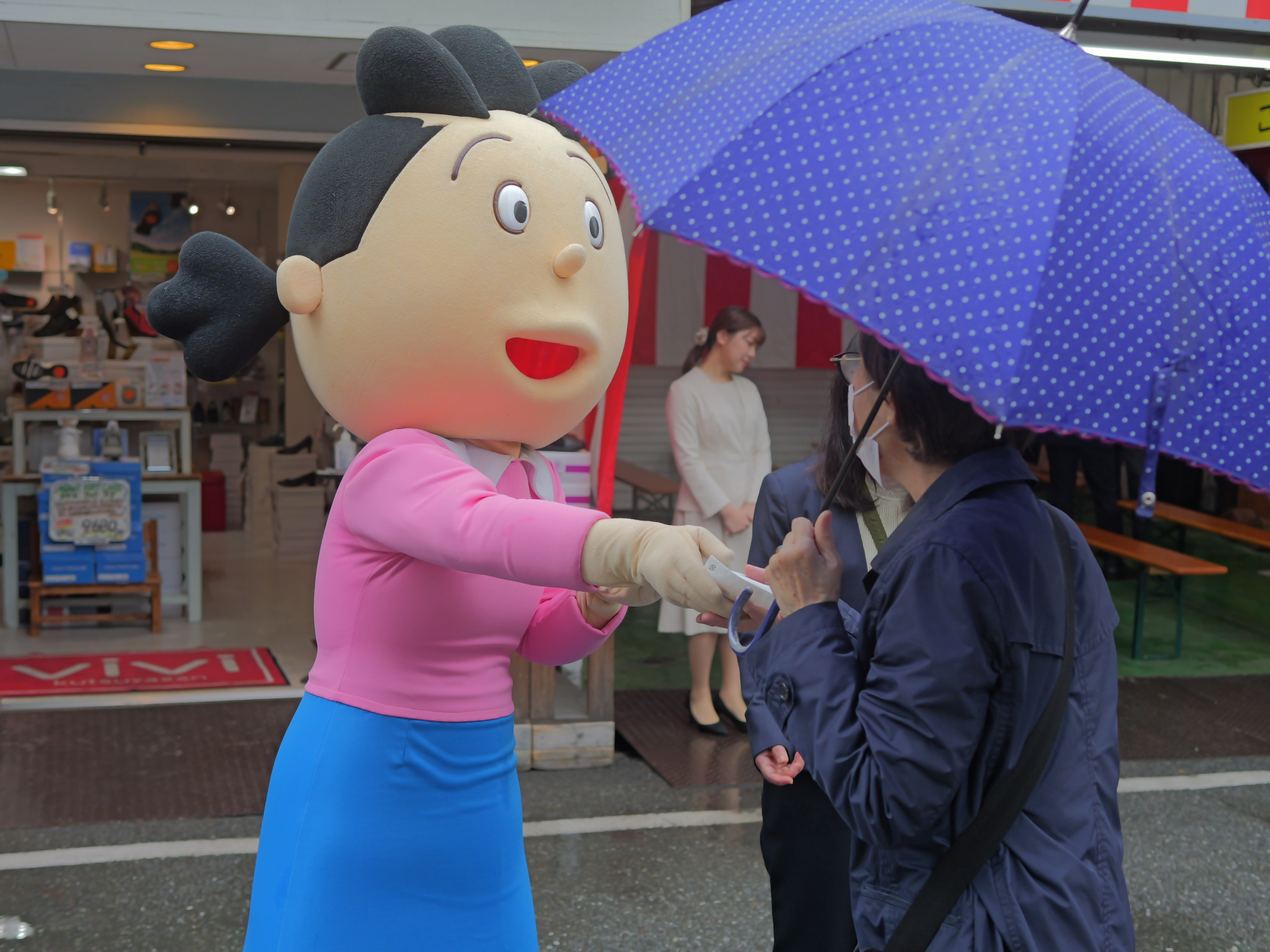 蜂楽饅頭を配るサザエさん２