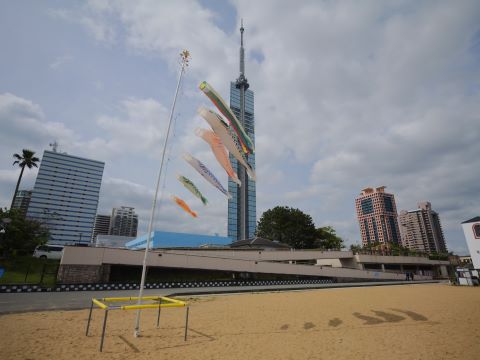 こいのぼりと福岡タワー