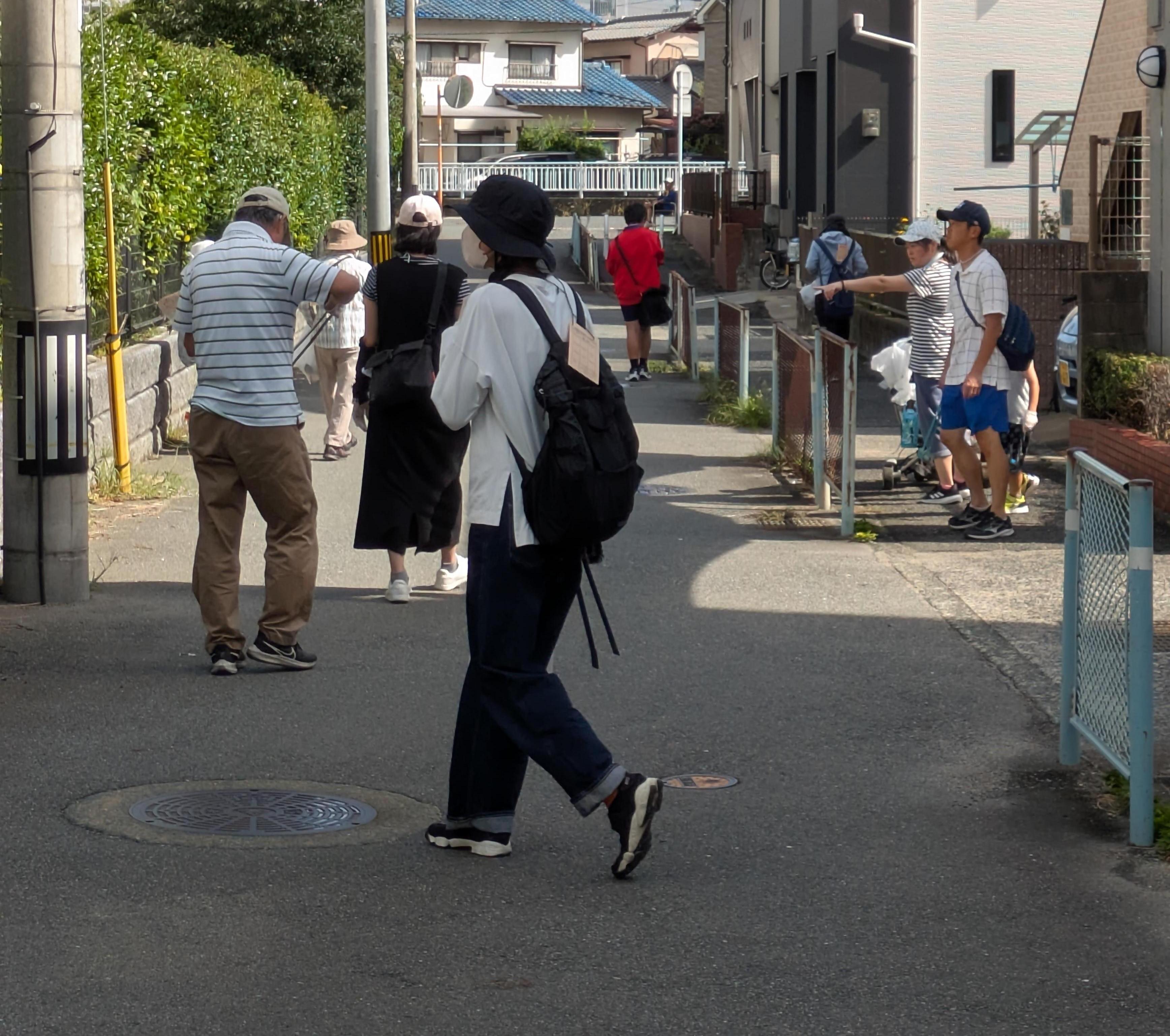 ごみを集めながら校区内をめぐるスポゴミフェスタの参加者