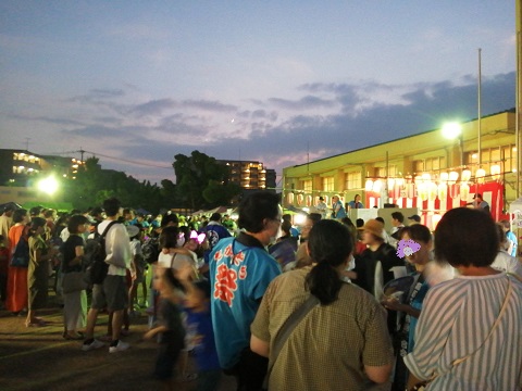 夏祭りの遠景