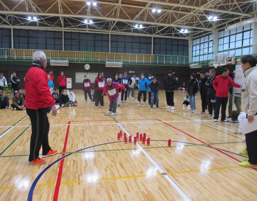 参加者が「インドアモルック」を楽しそうにプレーしている様子２