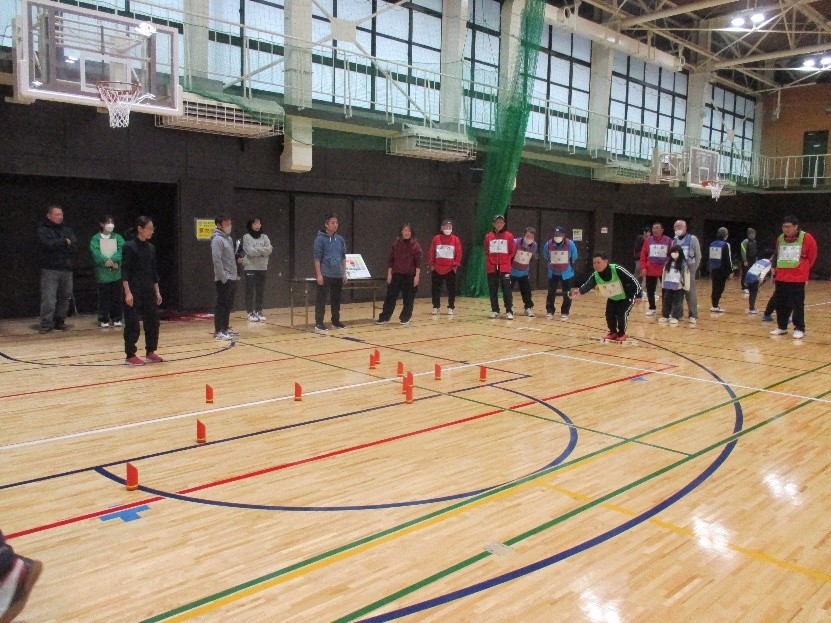 参加者が「インドアモルック」を楽しそうにプレーしている様子１