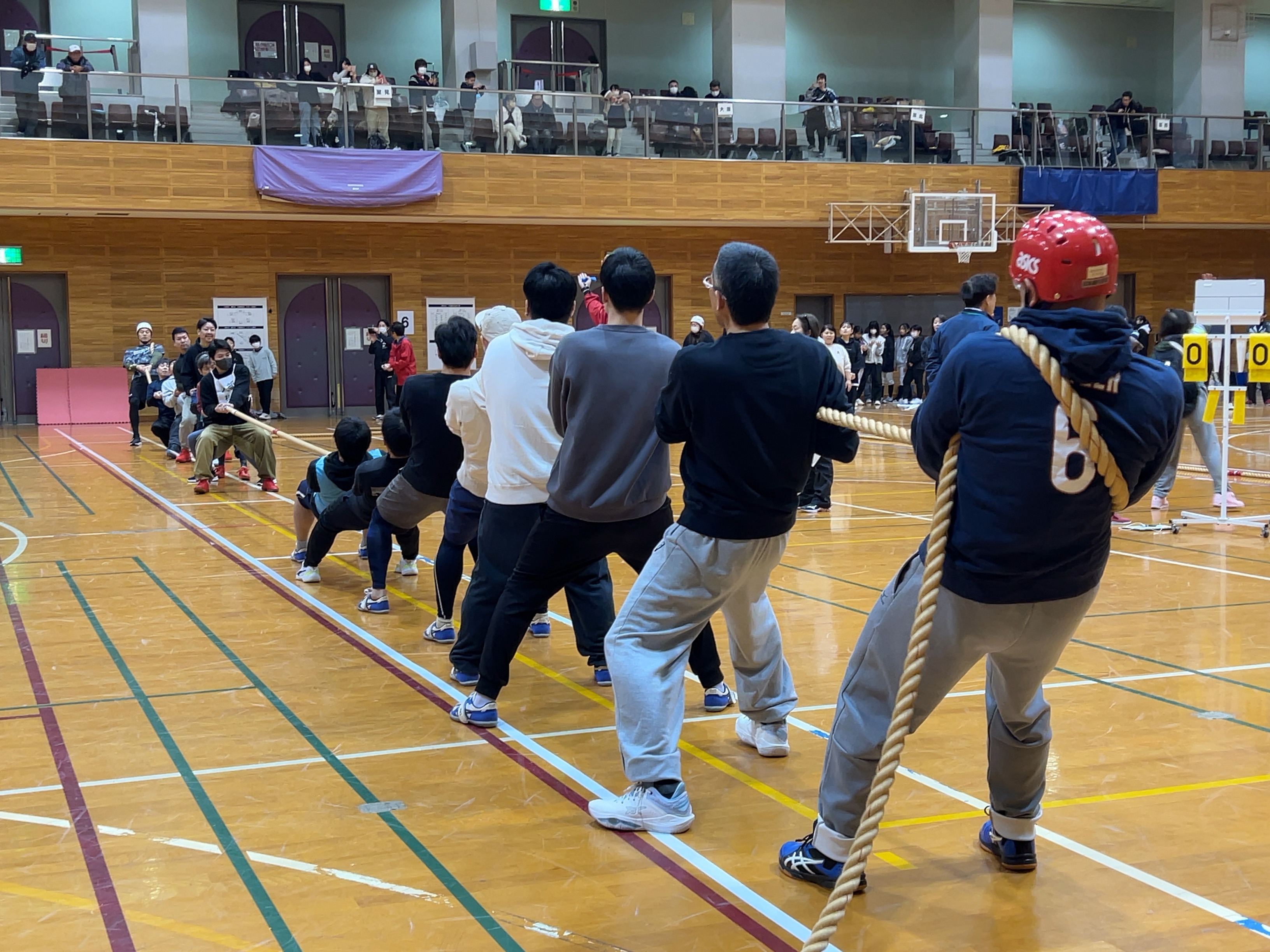 綱引きで綱を引きあう様子