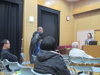 講師に質問する参加者の写真