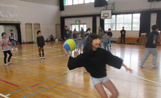 ドッジボールで遊ぶ子どもたちの写真