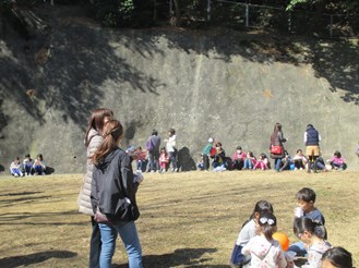 公園でくつろぐ親子の写真