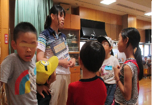 子どもたちがマリンワールドのスタッフさんに質問している様子