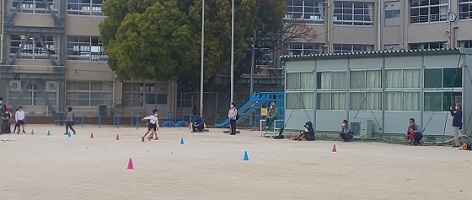 運動場で走る子どもたち