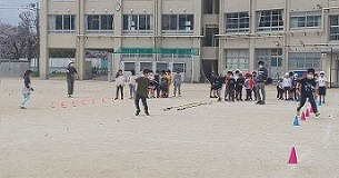 運動場を走る子どもたちの画像