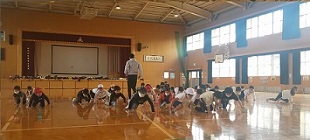 体育館で専門の指導者が子どもとたちに教える画像