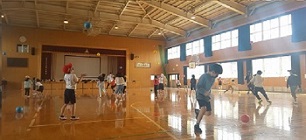 体育館で全身をバランスよく動かす子どもたちの画像