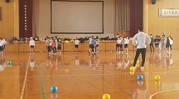 子どもたちが這ったり転がったりボールを投げたりする画像