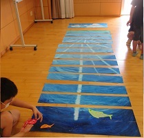 いくつかの横長の紙に分割した海中の画像