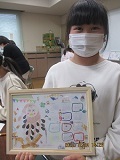 作品を持った女の子の画像