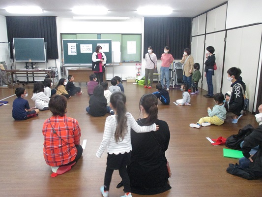 講師の話を聴く参加者の会場の画像