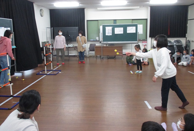 玉突きの紐を的に投げる女の子の画像