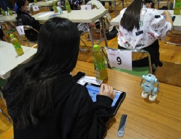 ロボットをねらいどおりに動かそうと、夢中で試行錯誤している中学生たちのようす