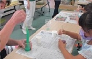 スライムのひんやりプルプルした様子を楽しむ子どもたちの画像