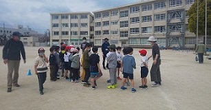 運動場にいる子どもたちの画像