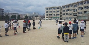走り出す構えをする子どもたちの画像