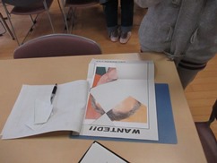 竹でそれぞれのお椀をつくっている参加者たちの様子