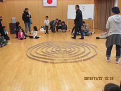 大きな渦巻き状に並べられたドミノの写真