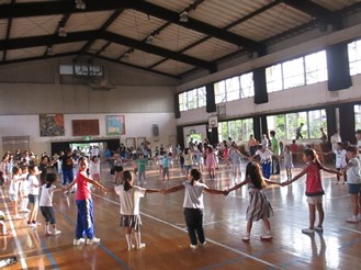 輪になって手をつなぐ子どもたちの写真