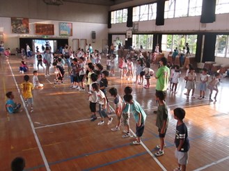 集中して声掛けを聞く子どもたちの様子