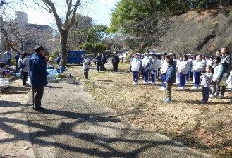 先生の話を聞く参加者たちの写真