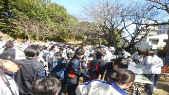 竹ぼうきを手にする中学生たちの写真