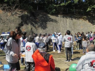 子どもと大人入り混じって遊ぶ参加者たちの写真