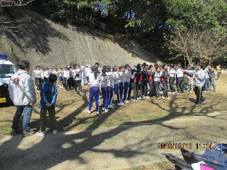 大きな列になった参加者たちと、指示をする下宮氏の写真