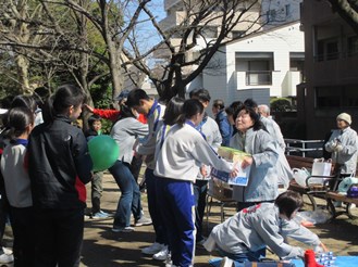 参加賞を手渡ししている写真