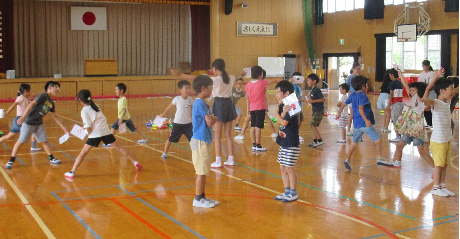 手や足、体を使ってじゃんけん