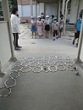 新聞紙再利用の使い捨て「簡易ボッチャ」は、大人も熱中