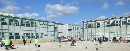 在籍児童千人超えの高取小学校、プレハブ校舎の谷間で実車体験中の写真