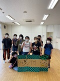 完成した受付看板と子ども達の記念写真
