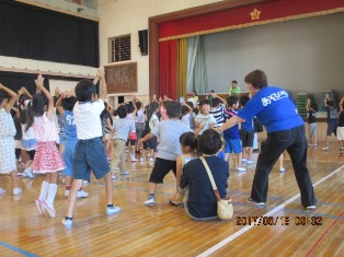 集団でポーズをとって遊んでいる写真