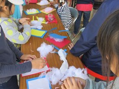 色画用紙に綿を貼る子どもたちの様子