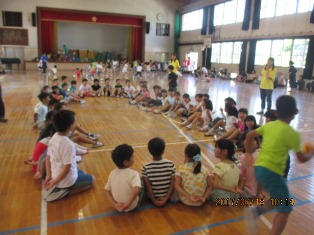 輪になってハンカチ落としをしている写真
