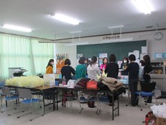 会議室に集まった保護者の写真