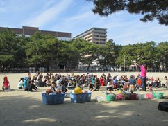 集まって手をあげる子どもたちの写真