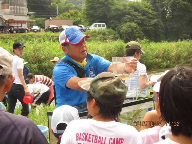 水槽を前に，説明をする講師の様子